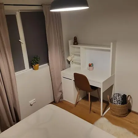 Hubane Majake Suedames Ootab Kuelalisi! Feriehus Kärdla